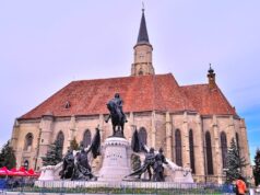 Mit AnimaWings nonstop von Wien nach Cluj Cluj AnimaWings nonstop von Wien erreichbar: Hauptkirche in der Altstadt von Cluj mit historischer Reiterstatue
