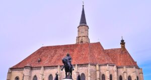 Mit AnimaWings nonstop von Wien nach Cluj Cluj AnimaWings nonstop von Wien erreichbar: Hauptkirche in der Altstadt von Cluj mit historischer Reiterstatue