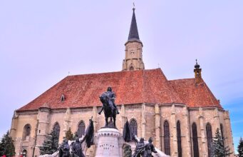Mit AnimaWings nonstop von Wien nach Cluj Cluj AnimaWings nonstop von Wien erreichbar: Hauptkirche in der Altstadt von Cluj mit historischer Reiterstatue