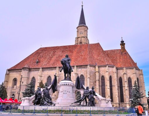 Mit AnimaWings nonstop von Wien nach Cluj Cluj AnimaWings nonstop von Wien erreichbar: Hauptkirche in der Altstadt von Cluj mit historischer Reiterstatue