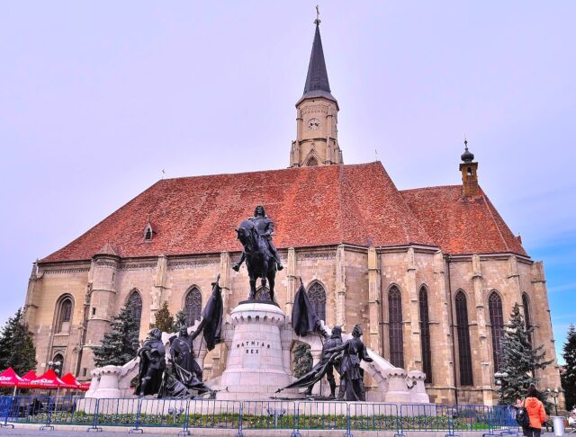 Cluj AnimaWings nonstop von Wien erreichbar: Hauptkirche in der Altstadt von Cluj mit historischer Reiterstatue
