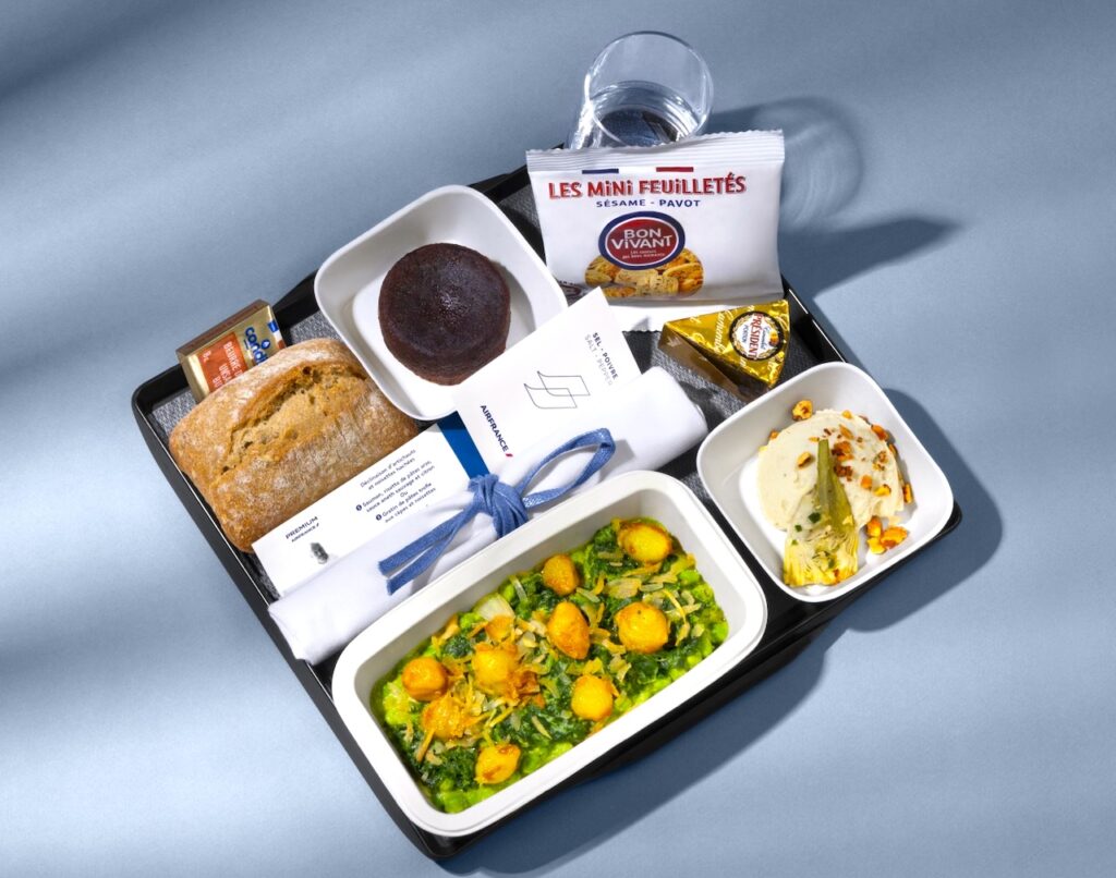 Kulinarisches Reiserlebvnis in der Premium-KabineFür die Hauptgerichte hat Air France den renommierten französischen Sterne-Koch Frédéric Simonin engagiert (Bild: Air France)