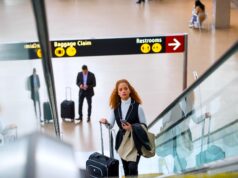 Kerosin-Debatte irritiert Geschäftsreisende Verwirrung rund um die Kerosin-Debatte: Frau mit Trollen auf einer Rolltreppe in einem Flughafen