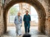 John Malkovich ist Kroatiens neues Gesicht Zwei Männer durchqueren einen Durchgang in Kroatien: John Malkovich ist das neue Gesicht Kroatiens