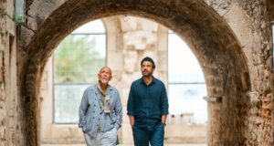 John Malkovich ist Kroatiens neues Gesicht Zwei Männer durchqueren einen Durchgang in Kroatien: John Malkovich ist das neue Gesicht Kroatiens