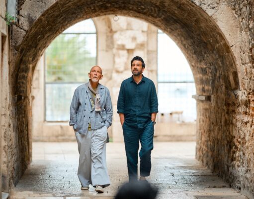 John Malkovich ist Kroatiens neues Gesicht Zwei Männer durchqueren einen Durchgang in Kroatien: John Malkovich ist das neue Gesicht Kroatiens