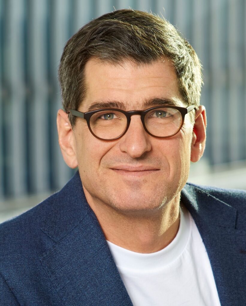 Ein Mann mit Brille und weißen T-Shirt: Michael Schmitz, Head of SAP Concur MEE, über die Folgen des Massentourismus für Geschäftsreisen