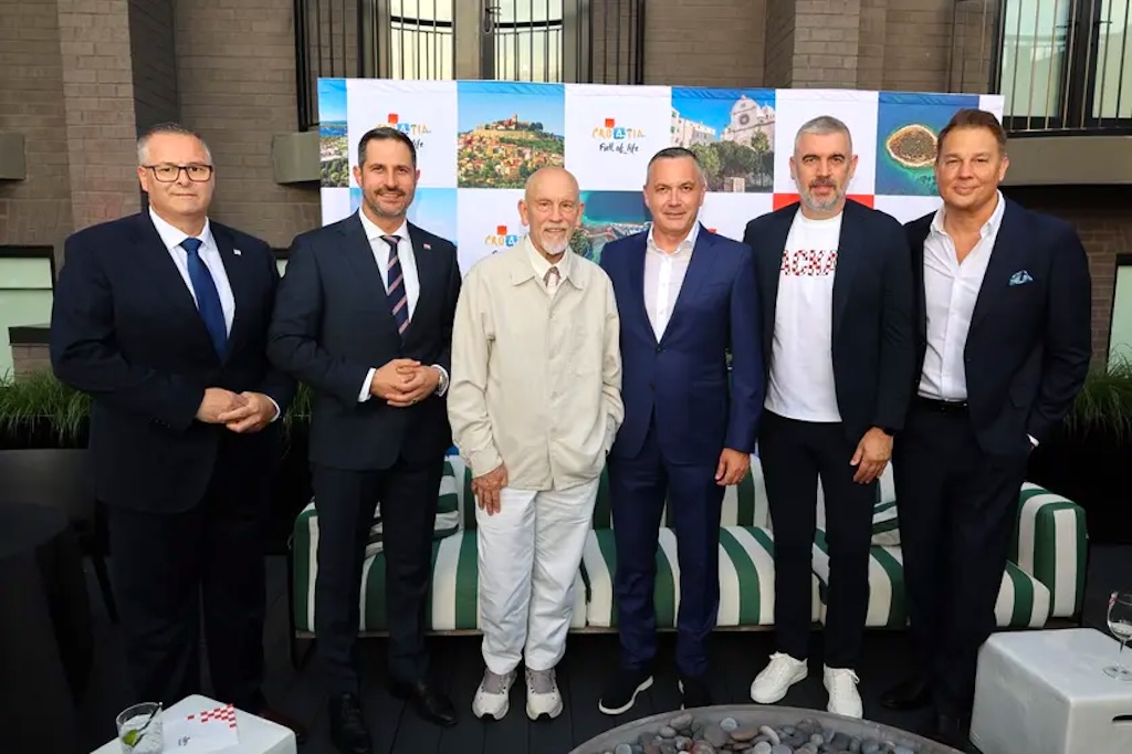 Gruppenbild mit John Malkovich als Kroatiens neues Gesicht im Tourismus (Bild: CNTB)