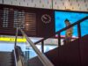 EU-Fluggastrechte stärken Passagierrechte EU.Fluggastrechte gesichert: Anzeigetafel auf einem Flughafen, eine Person steigt eine Treppe herab