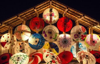 Für Japan-Reisende das richtige Reisebuch Japan-Reisende: Überall bunte Papier-Lampions
