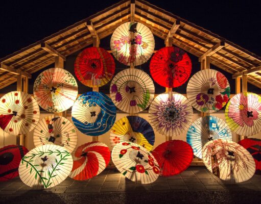 Für Japan-Reisende das richtige Reisebuch Japan-Reisende: Überall bunte Papier-Lampions