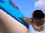 Flugsicherheitsliste der gefährlichen Airlines Triebwerk eines blauen Passagierflugzeugs. Gefährliche Airlines landen auf der EU-Flugsicherheitsliste