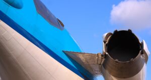 Flugsicherheitsliste der gefährlichen Airlines Triebwerk eines blauen Passagierflugzeugs. Gefährliche Airlines landen auf der EU-Flugsicherheitsliste