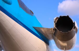 Flugsicherheitsliste der gefährlichen Airlines Triebwerk eines blauen Passagierflugzeugs. Gefährliche Airlines landen auf der EU-Flugsicherheitsliste