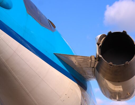 Flugsicherheitsliste der gefährlichen Airlines Triebwerk eines blauen Passagierflugzeugs. Gefährliche Airlines landen auf der EU-Flugsicherheitsliste