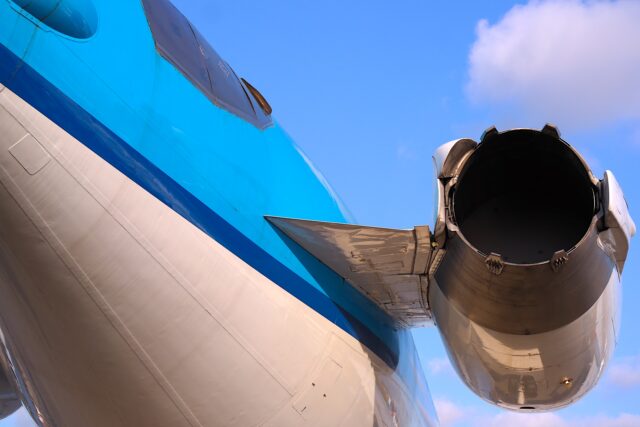 Flugsicherheitsliste Triebwerk eines blauen Passagierflugzeugs. Gefährliche Airlines landen auf der EU-Flugsicherheitsliste