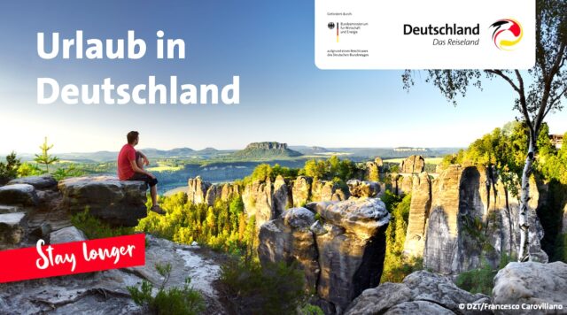 Urlaub in Deutschland: Mann auf eine sonnige Berglandschaft
