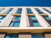 EU-Hotelmarkt: Nachfrage sorgt für Umsatz EU-Hotelmarkt: Hotelfaasafe mit hohen Fenstern in Hamburg
