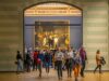 Rembrandt und der fliegende Holländer Bücher kommen aus dem Rembrandt-Saal heraus: „Die Nachtwache“ ist das berühmteste Gemälde von Rembrandt van Rijn: Es ist der Besuchermagnet im Rijksmuseum in Amsterdam