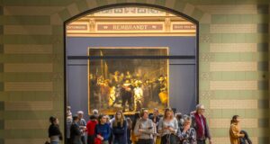 Rembrandt und der fliegende Holländer Bücher kommen aus dem Rembrandt-Saal heraus: „Die Nachtwache“ ist das berühmteste Gemälde von Rembrandt van Rijn: Es ist der Besuchermagnet im Rijksmuseum in Amsterdam