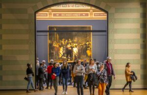 Rembrandt und der fliegende Holländer Bücher kommen aus dem Rembrandt-Saal heraus: „Die Nachtwache“ ist das berühmteste Gemälde von Rembrandt van Rijn: Es ist der Besuchermagnet im Rijksmuseum in Amsterdam