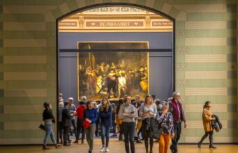 Rembrandt und der fliegende Holländer Bücher kommen aus dem Rembrandt-Saal heraus: „Die Nachtwache“ ist das berühmteste Gemälde von Rembrandt van Rijn: Es ist der Besuchermagnet im Rijksmuseum in Amsterdam