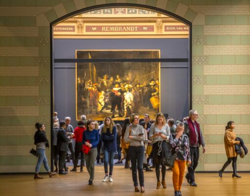 Rembrandt und der fliegende Holländer Bücher kommen aus dem Rembrandt-Saal heraus: „Die Nachtwache“ ist das berühmteste Gemälde von Rembrandt van Rijn: Es ist der Besuchermagnet im Rijksmuseum in Amsterdam