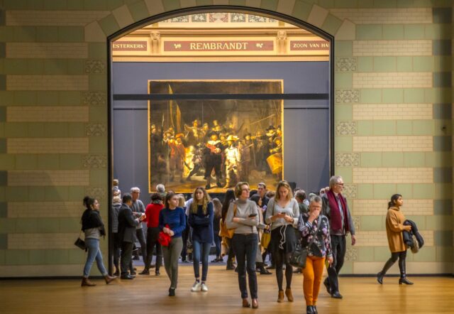 ronporter-amsterdam-4825126 Bücher kommen aus dem Rembrandt-Saal heraus: „Die Nachtwache“ ist das berühmteste Gemälde von Rembrandt van Rijn: Es ist der Besuchermagnet im Rijksmuseum in Amsterdam