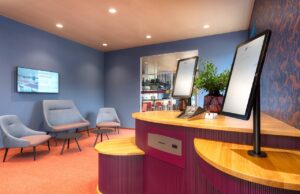 Die Rezeption der Zukunft ist kein Tresen Moderne Rezeption und Lounge im Hotel Arbon mit Check-in Desk ohne Personal