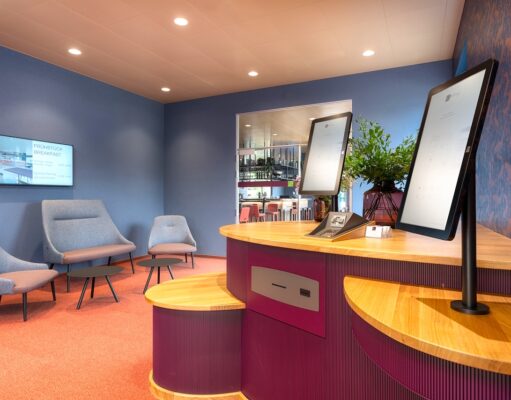 Die Rezeption der Zukunft ist kein Tresen Moderne Rezeption und Lounge im Hotel Arbon mit Check-in Desk ohne Personal