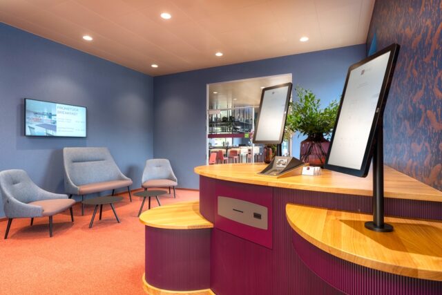 Die Zukunft der Rezeption Moderne Rezeption und Lounge im Hotel Arbon mit Check-in Desk ohne Personal