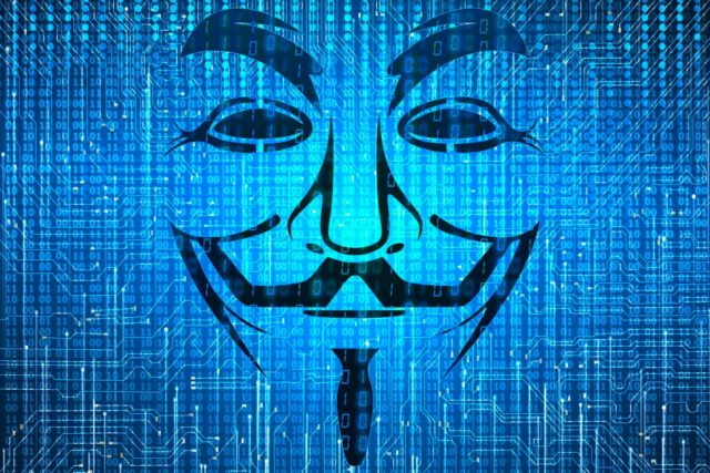 Digitaler Reisebetrug Digitaler Reisebetrug: Digitalisiertes Gesicht mit Schnauzer und Augen symbolisiert Spam und Cybvercrime