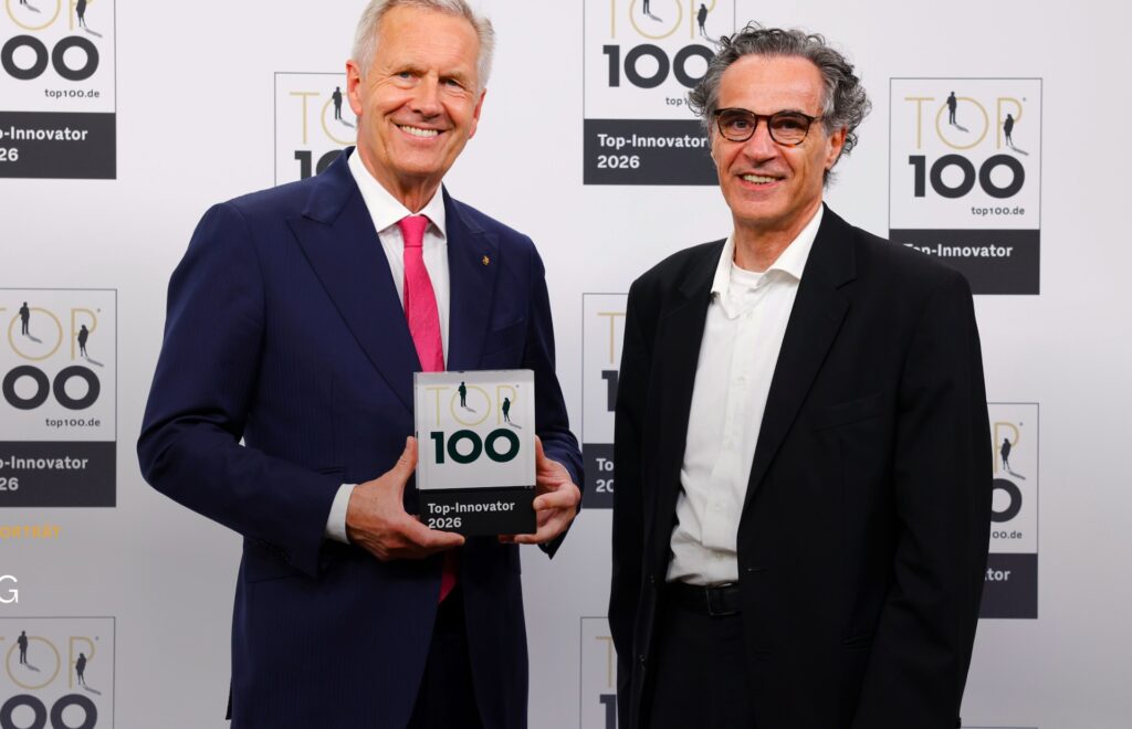 ehotel top innovator: Geschäftsführer Fritz Zerweck auf der Bühne mit dem TOP 100-Pokal und dem Mentor EWx-Bundespräsident Christian Wulff.