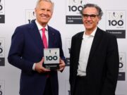 ehotel als TOP 100 Innovator ausgezeichnet ehotel top innovator: Geschäftsführer Fritz Zerweck auf der Bühne mit dem TOP 100-Pokal und dem Mentor EWx-Bundespräsident Christian Wulff.