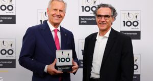 ehotel als TOP 100 Innovator ausgezeichnet ehotel top innovator: Geschäftsführer Fritz Zerweck auf der Bühne mit dem TOP 100-Pokal und dem Mentor EWx-Bundespräsident Christian Wulff.