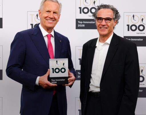 ehotel als TOP 100 Innovator ausgezeichnet ehotel top innovator: Geschäftsführer Fritz Zerweck auf der Bühne mit dem TOP 100-Pokal und dem Mentor EWx-Bundespräsident Christian Wulff.