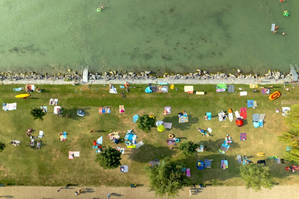 Urlaub mit Hund am Balaton: Blick aus Vogelperspektive auf den Sandstrand: Eigener Strandabschnitt auf dem Areal von Mirabella Camping