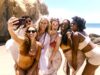 Social Media im Tourismus wird immer einflussreicher Social Media im Tourismus schlägt Wellen: Junge Gruppe von Frauen macht Selfies am Strand