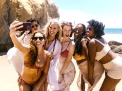 Social Media im Tourismus wird immer einflussreicher Social Media im Tourismus schlägt Wellen: Junge Gruppe von Frauen macht Selfies am Strand