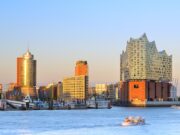 Incoming Tourismus in Deutschland auf Wachstumskurs Incoming Tourismus in Deutschland: Hamburger Hafen bei Sonnenuntergang mit der Elbphilharmonie auf der rechten Seite mit ihrer gläsernen Struktur und ihrem wellenförmigen Design