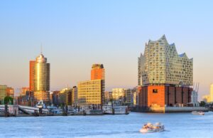 Incoming Tourismus in Deutschland auf Wachstumskurs Incoming Tourismus in Deutschland: Hamburger Hafen bei Sonnenuntergang mit der Elbphilharmonie auf der rechten Seite mit ihrer gläsernen Struktur und ihrem wellenförmigen Design