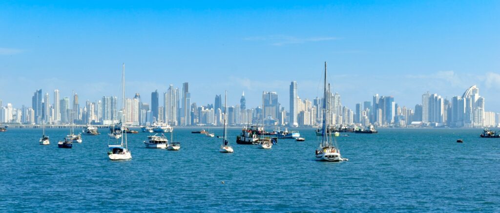 Karibik Regionalnetz der Air France erweitert: Panama City mit Hochhäuser und davor im Meer viele Boote und Segelschiffe