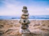 So optimieren Sie Ihre Work-Life-Balance Work-Life-Balance: Mehrere flache Steine sind an einem Strand übereinander gestapelt