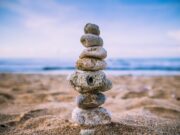 So optimieren Sie Ihre Work-Life-Balance Work-Life-Balance: Mehrere flache Steine sind an einem Strand übereinander gestapelt