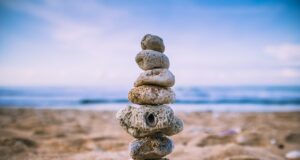 So optimieren Sie Ihre Work-Life-Balance Work-Life-Balance: Mehrere flache Steine sind an einem Strand übereinander gestapelt