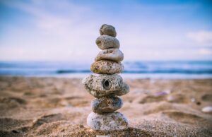 So optimieren Sie Ihre Work-Life-Balance Work-Life-Balance: Mehrere flache Steine sind an einem Strand übereinander gestapelt