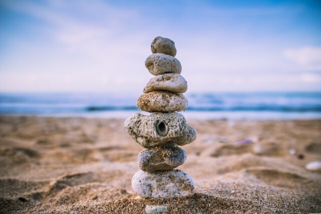 Work-Life-Balance ist angesagt Work-Life-Balance: Mehrere flache Steine sind an einem Strand übereinander gestapelt