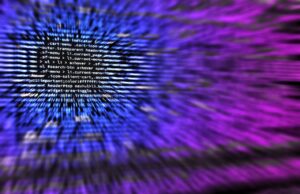 Eventmachine KI für fehlerfreie MICE-Anbote Eventmachine KI sorgte für strukturierte und aztmatisierte Daten für MICE und Hotel-Angebote. Dunkelblauer Bildschirm mit diversen Daten einer Programmierung