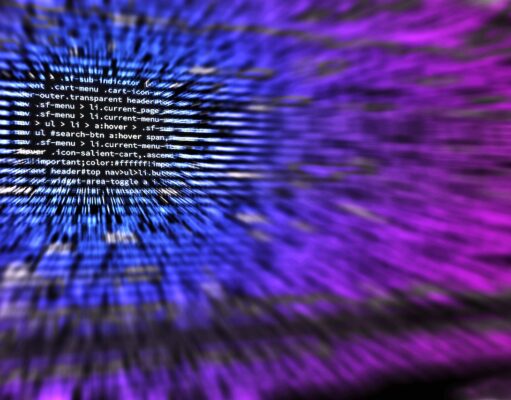 Eventmachine KI für fehlerfreie MICE-Anbote Eventmachine KI sorgte für strukturierte und aztmatisierte Daten für MICE und Hotel-Angebote. Dunkelblauer Bildschirm mit diversen Daten einer Programmierung