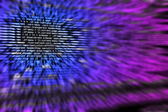 Eventmachine KI sorgt für fehlerfreie Angebote Eventmachine KI sorgte für strukturierte und aztmatisierte Daten für MICE und Hotel-Angebote. Dunkelblauer Bildschirm mit diversen Daten einer Programmierung